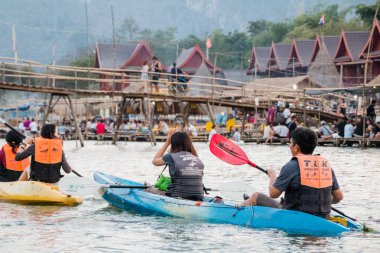 Vangviang, Laos - 18 Şubat: tanımlanamayan turistlerin kürek Kayık tekneler şarkı Nehri üzerinde 18 Şubat 2017 yılında Vangviang, Laos