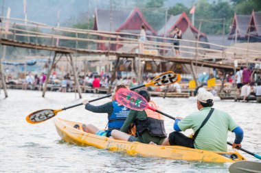 Vangviang, Laos - 18 Şubat: tanımlanamayan turistlerin kürek Kayık tekneler şarkı Nehri üzerinde 18 Şubat 2017 yılında Vangviang, Laos
