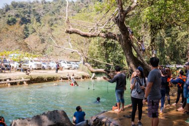 Vangviang, Laos - 19 Şubat: bluelagoon üzerinde 19 Şubat 2017 yılında Vangviang, Laos Gezgin güzel Bahçesi