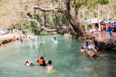 Vangviang, Laos - 19 Şubat: bluelagoon üzerinde 19 Şubat 2017 yılında Vangviang, Laos Gezgin güzel Bahçesi