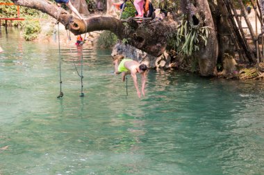 Vangviang, Laos - 19 Şubat: bluelagoon üzerinde 19 Şubat 2017 yılında Vangviang, Laos Gezgin güzel Bahçesi