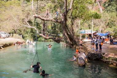 Vangviang, Laos - 19 Şubat: bluelagoon üzerinde 19 Şubat 2017 yılında Vangviang, Laos Gezgin güzel Bahçesi