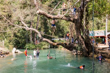 Vangviang, Laos - 19 Şubat: bluelagoon üzerinde 19 Şubat 2017 yılında Vangviang, Laos Gezgin güzel Bahçesi