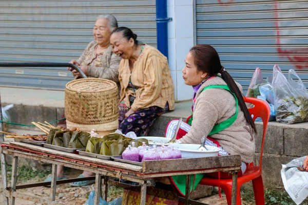 Vangviang, Laos - 20 Şubat: taze Pazar üzerinde 20 Şubat 2017 yılında Vangviang, Laos sokaklarda