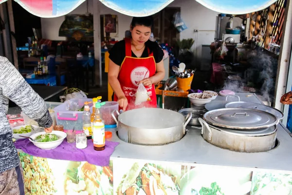 Vangviang, Laos - Feb 20 :Fresh market on the streets on Feb 20, 2017 in Vangviang, Laos — Stock Photo, Image