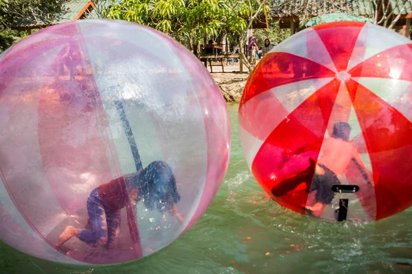 Vangviang, Laos - 19 Şubat: bluelagoon üzerinde 19 Şubat 2017 yılında Vangviang, Laos Gezgin güzel Bahçesi