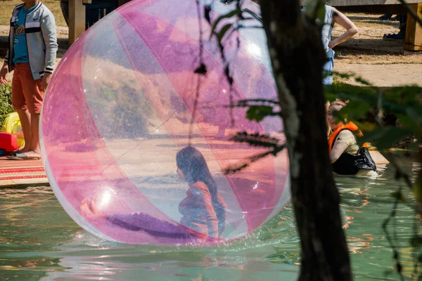 Vangviang, Laos - Feb 19: vacker lekplats av resenär i bluelagoon 19 Feb 2017 i Vangviang, Laos — Stockfoto