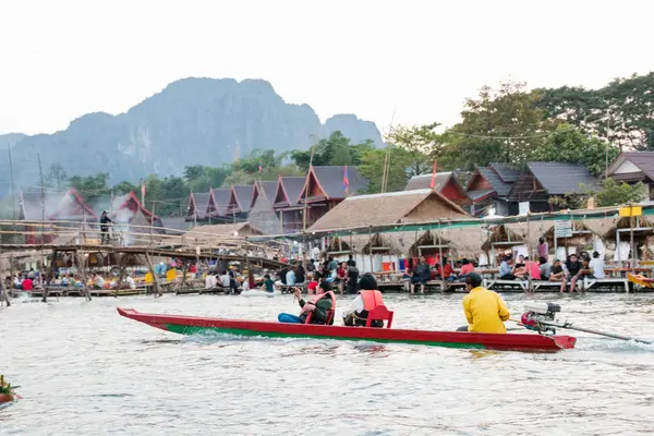 Vangviang, Laos - 18 de fevereiro: Turistas não identificados estão remando barcos de caiaque em Song River em 18 de fevereiro de 2017 em Vangviang, Laos — Fotografia de Stock