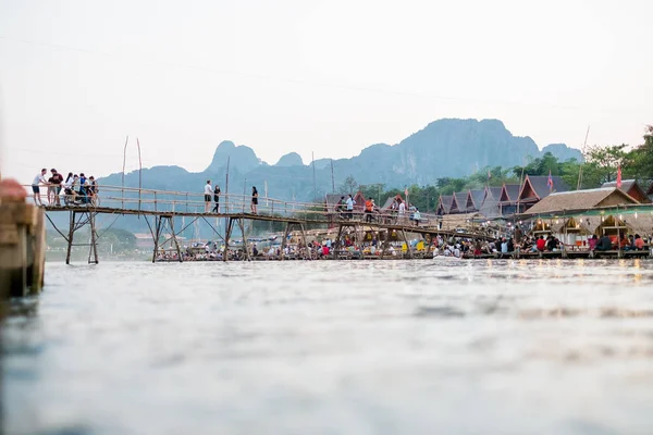 Vangviang, Laos - 18 Şubat: tanımlanamayan turistlerin dinlenme riverfront restoranında üzerinde 18 Şubat 2017 yılında Vangviang, Laos