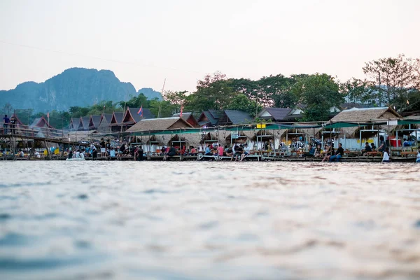 Vangviang, Laos - 18 de fevereiro: Turistas não identificados descansam no restaurante à beira-rio em 18 de fevereiro de 2017 em Vangviang, Laos — Fotografia de Stock