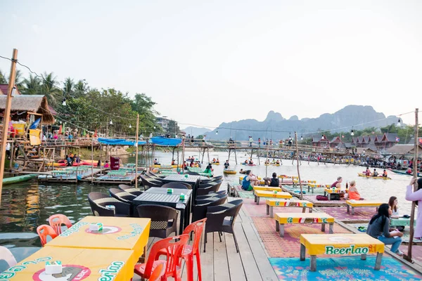 Vangviang, Laos - 18 de fevereiro: Turistas não identificados descansam no restaurante à beira-rio em 18 de fevereiro de 2017 em Vangviang, Laos — Fotografia de Stock