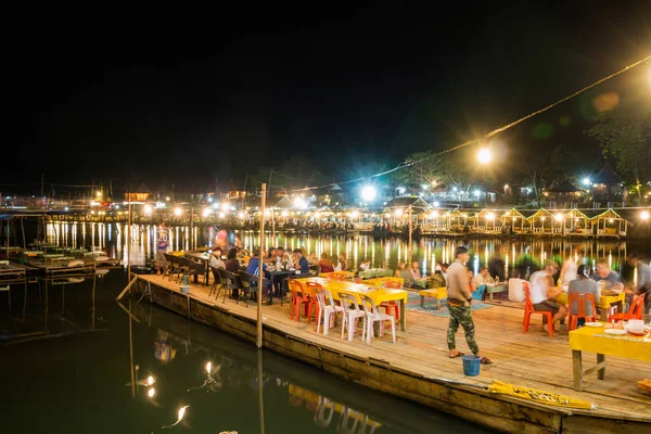 Vangviang, Laos - 19 de fevereiro: Restaurante à beira-rio à noite em 19 de fevereiro de 2017 em Vangviang, Laos — Fotografia de Stock