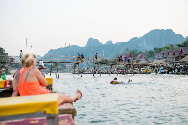 Vangviang, Laos - 18 Şubat: tanımlanamayan turistlerin kürek Kayık tekneler şarkı Nehri üzerinde 18 Şubat 2017 yılında Vangviang, Laos