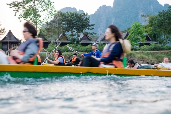 Vangviang, Laos - 18 Şubat: tanımlanamayan turistlerin kürek Kayık tekneler şarkı Nehri üzerinde 18 Şubat 2017 yılında Vangviang, Laos