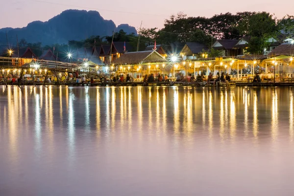 Vangviang, Laos - 19 de fevereiro: Restaurante à beira-rio à noite em 19 de fevereiro de 2017 em Vangviang, Laos — Fotografia de Stock