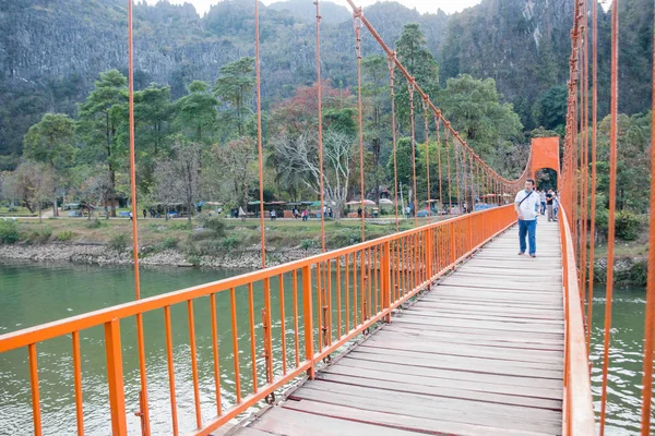 Vangviang, Laos - Feb 18: orange bron över den Nam Xong (Song-floden) 18 Feb 2017 i Vangviang, Laos — Stockfoto