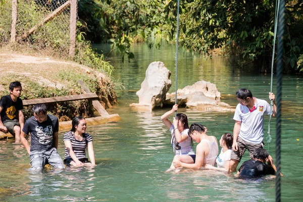 Vangviang, Laos - Feb 19: vacker lekplats av resenär i bluelagoon 19 Feb 2017 i Vangviang, Laos — Stockfoto