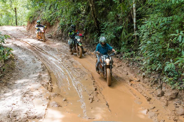 Chiangmai, Tayland - Ağustos 20: Papongpieng üzerinde 20 Ağustos 2017 Chiangmai, Tayland, ıslak ve çamurlu arazide motosiklet