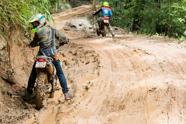 Chiangmai, Tayland - Ağustos 20: Papongpieng üzerinde 20 Ağustos 2017 Chiangmai, Tayland, ıslak ve çamurlu arazide motosiklet