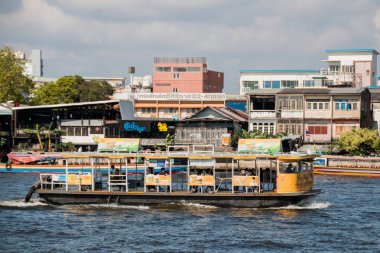 Bangkok, Tayland - Mar 20: nehir tekne yolcu ve turist Chao Praya Nehri aşağı 20 Mar 2017 üzerinde Bangkok, Tayland taşıma