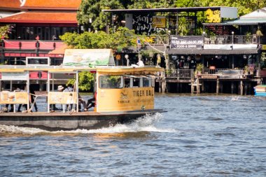 Bangkok, Tayland - Mar 20: nehir tekne yolcu ve turist Chao Praya Nehri aşağı 20 Mar 2017 üzerinde Bangkok, Tayland taşıma