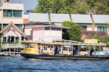 Bangkok, Tayland - Mar 20: nehir tekne yolcu ve turist Chao Praya Nehri aşağı 20 Mar 2017 üzerinde Bangkok, Tayland taşıma