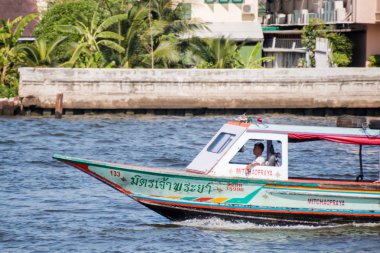 Bangkok, Tayland - Mar 20: nehir tekne yolcu ve turist Chao Praya Nehri aşağı 20 Mar 2017 üzerinde Bangkok, Tayland taşıma