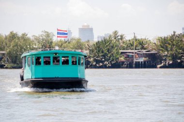 Bangkok, Tayland - Mar 19: nehir tekne yolcu ve turist Chao Praya Nehri aşağı 19 Mar 2017 üzerinde Bangkok, Tayland taşıma