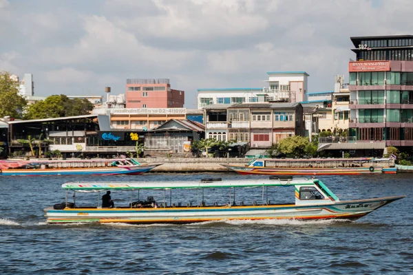 バンコク、タイ-03 月 20日: 川のボートの乗客、チャオプラヤ川を下る観光を 2017 年 3 月 20 日にタイのバンコクで輸送 — ストック写真