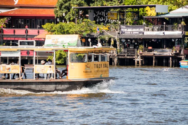 Bangkok, Tayland - Mar 20: nehir tekne yolcu ve turist Chao Praya Nehri aşağı 20 Mar 2017 üzerinde Bangkok, Tayland taşıma