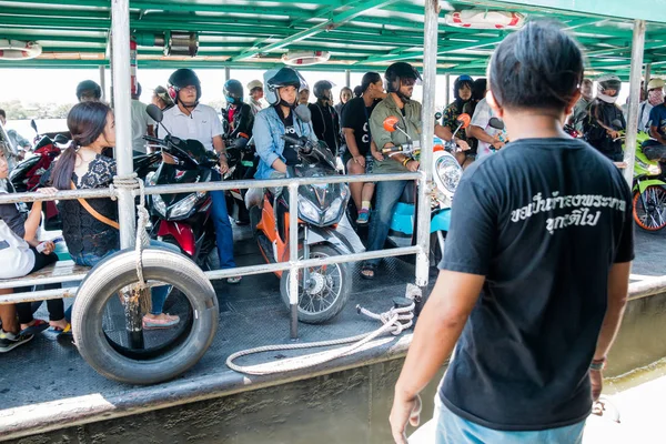 Bangkok, Thailand- Mar 19: River boat transporting passengers and tourist down Chao Praya river on Mar 19, 2017 in Bangkok, Thailand — стоковое фото