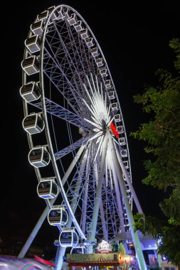 Bangkok, Tayland - Mar 19: Ferris tekerlek Asiatique riverfront 19 Mar 2017 gecesi, Bangkok, Tayland