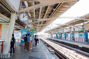 Bangkok, Tayland - Mar 19: Bts Skytrain tren üzerinde Mar 19, 2017 Bangkok, Tayland bir istasyonu bekleyenler,