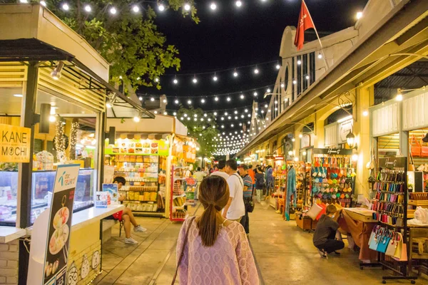 Bangkok, Tayland - Mar 19: Asiatique Riverfront olduğunu büyük bir açık hava alışveriş merkezinde Charoen Krung yol 19 Mar 2017 üzerinde Bangkok, Tayland