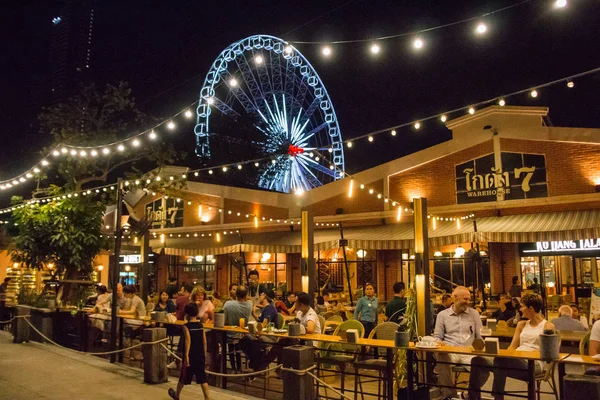 Bangkok, Tayland - Mar 19: Asiatique Riverfront olduğunu büyük bir açık hava alışveriş merkezinde Charoen Krung yol 19 Mar 2017 üzerinde Bangkok, Tayland