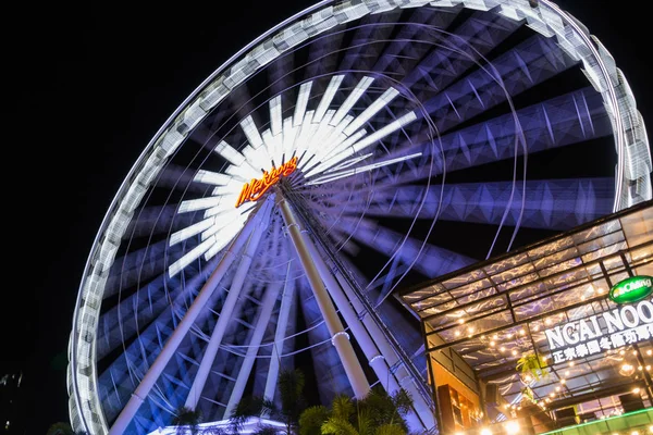 Bangkok, Tayland - Mar 19: Ferris tekerlek Asiatique riverfront 19 Mar 2017 gecesi, Bangkok, Tayland