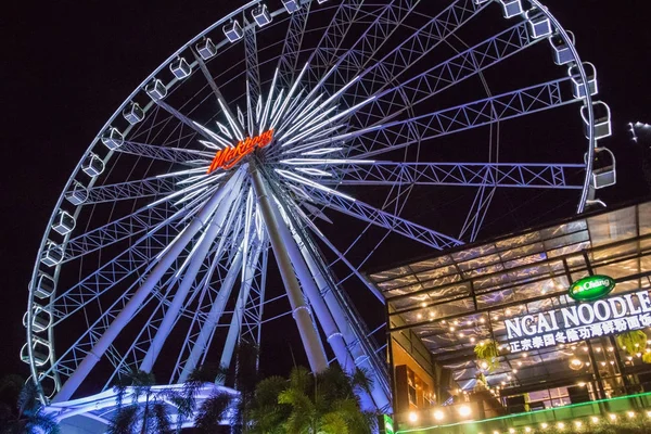 Bangkok, Tayland - Mar 19: Ferris tekerlek Asiatique riverfront 19 Mar 2017 gecesi, Bangkok, Tayland