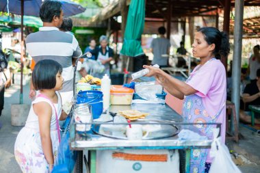 Bangkok, Tayland - Mar 19: bir roti Bangnampuang Market Taylandlı Bayan 19 Mar 2017 üzerinde Bangkok, Tayland satın alma bir kız