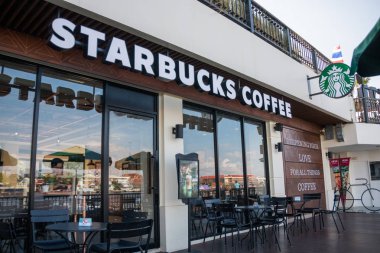 Bangkok, Tayland - Mar 20: Starbucks kahve kafede 20 Mar 2017 Maharaj iskelede Bangkok, Tayland