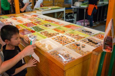 Bangkok, Tayland - Mar 20: renkli rulo pasta üzerinde 20 Mar 2017 dükkanında Bangkok, Tayland