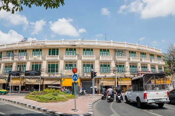 Bangkok, Thailand- Mar 20: Edifício amarelo e branco Arquitetura da era colonial em Mar 20, 2017 em Bangkok, Tailândia — Fotografia de Stock