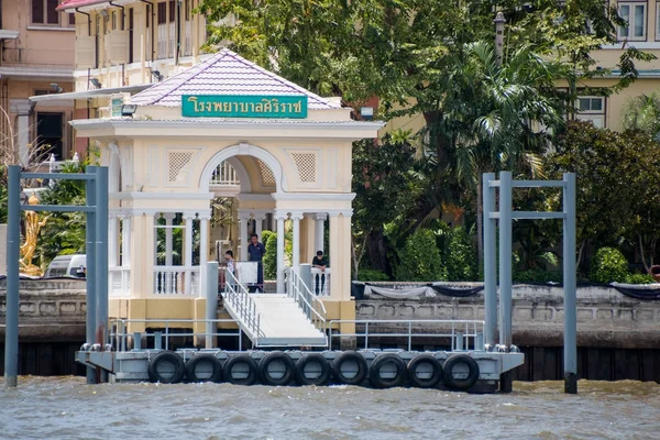 Bangkok, Tayland - Mar 20: bir tekne dok Wang lang iskelede \nNerede Tıp Fakültesi Siriraj Hospital yanında 20 Mar 2017 üzerinde Bangkok, Tayland