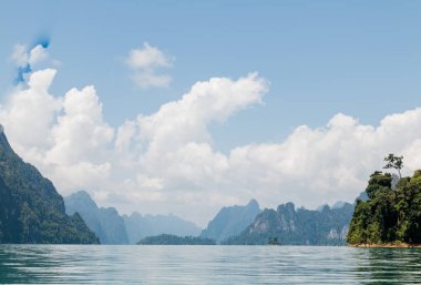 Ratchaprapa baraj veya Cheow Larn Gölü, Tayland en güzel yerlerinden biri olan Khao Sok Milli Parklar