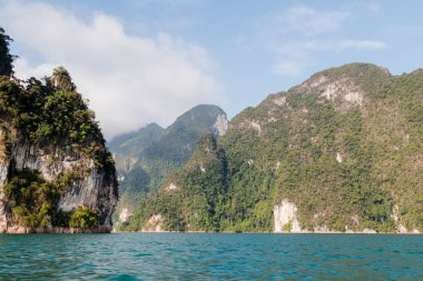 Ratchaprapa baraj veya Cheow Larn Gölü, Tayland en güzel yerlerinden biri olan Khao Sok Milli Parklar