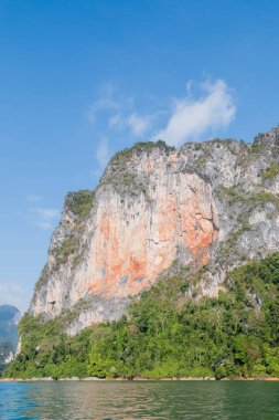 Ratchaprapa baraj veya Cheow Larn Gölü, Tayland en güzel yerlerinden biri olan Khao Sok Milli Parklar