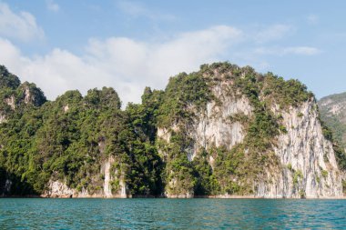 Ratchaprapa baraj veya Cheow Larn Gölü, Tayland en güzel yerlerinden biri olan Khao Sok Milli Parklar