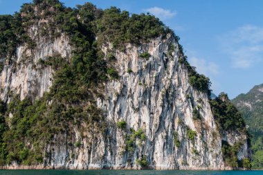 Ratchaprapa baraj veya Cheow Larn Gölü, Tayland en güzel yerlerinden biri olan Khao Sok Milli Parklar