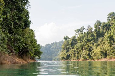 Ratchaprapa baraj veya Cheow Larn Gölü, Tayland en güzel yerlerinden biri olan Khao Sok Milli Parklar