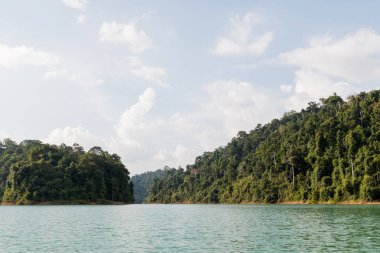 Ratchaprapa baraj veya Cheow Larn Gölü, Tayland en güzel yerlerinden biri olan Khao Sok Milli Parklar