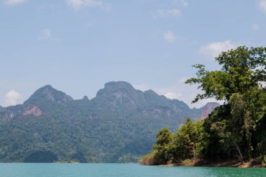 Ratchaprapa baraj veya Cheow Larn Gölü, Tayland en güzel yerlerinden biri olan Khao Sok Milli Parklar
